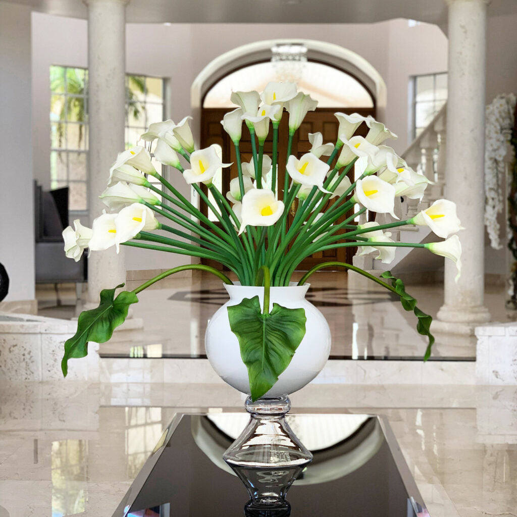 Elegante Vase mit mehreren weißen Calla-Lilien